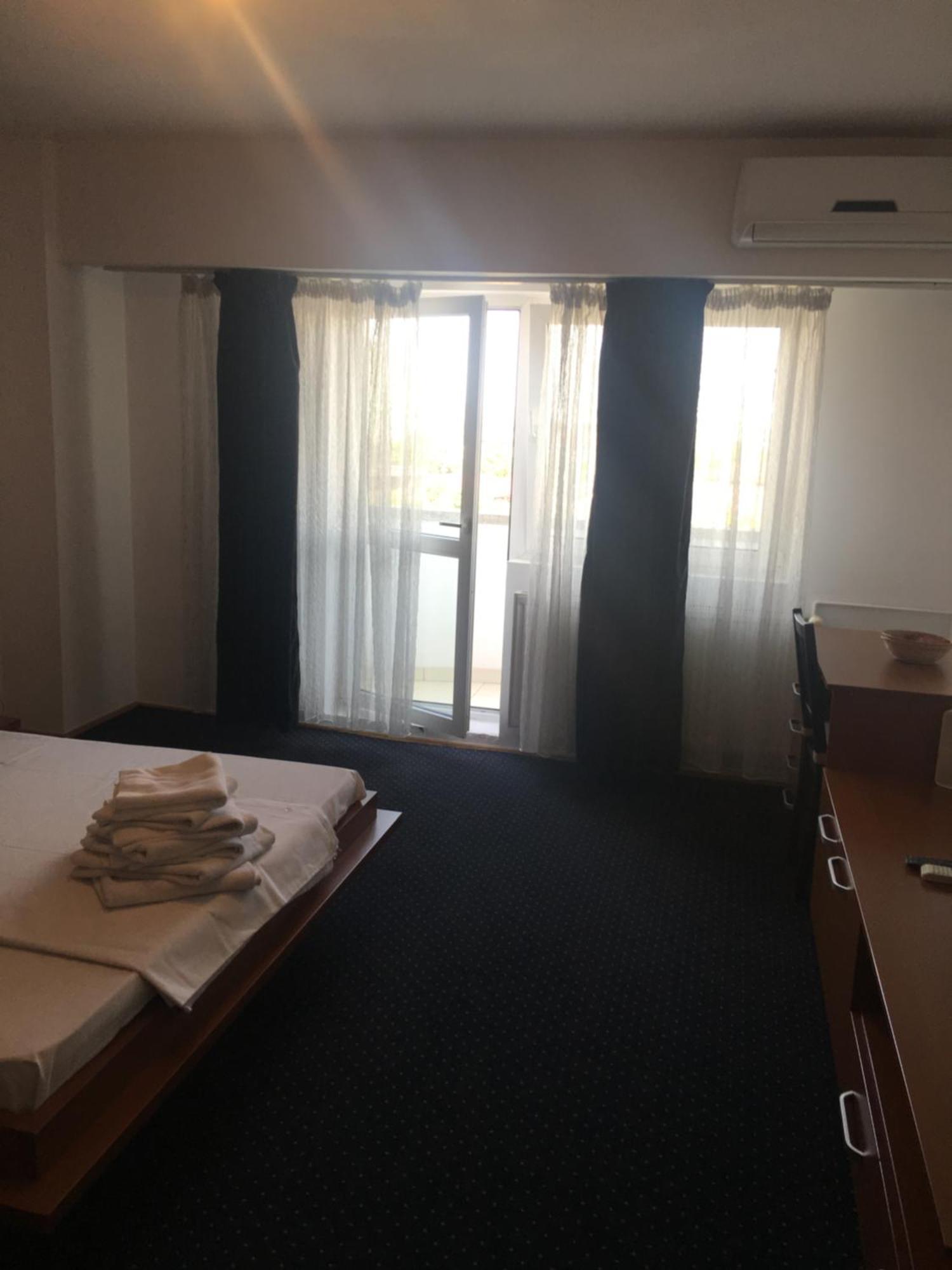 Alba Iulia Square - Apartments And Studios Букурещ Екстериор снимка